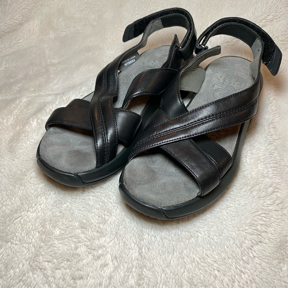 EUC Barely Worn MBT Women’s 8 Kiburi Black Dress Sandals Leather